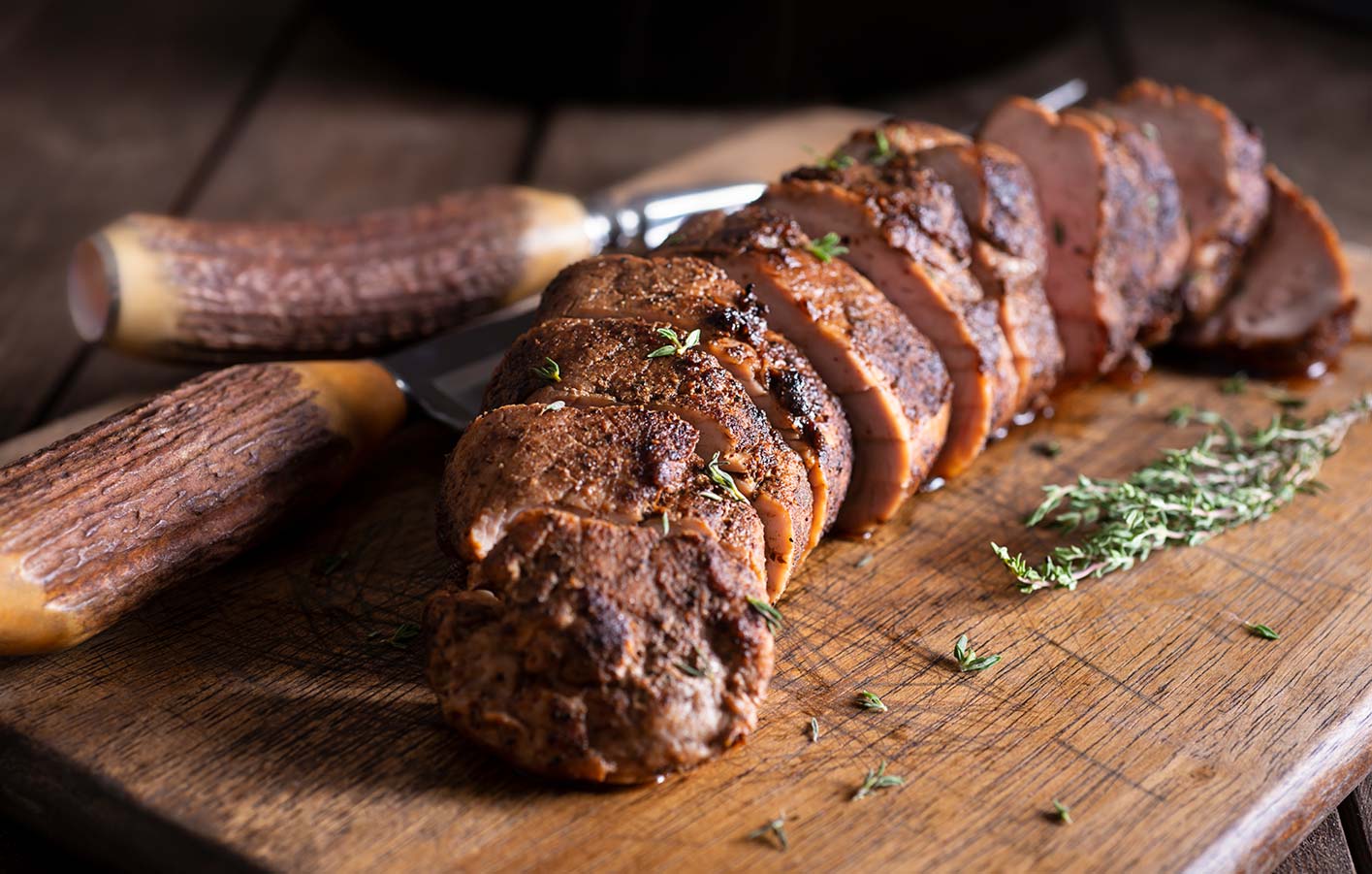 Schweinefilet vom Grill auf Holzbrett